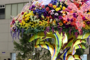 봄꽃 모자 쓴 나무