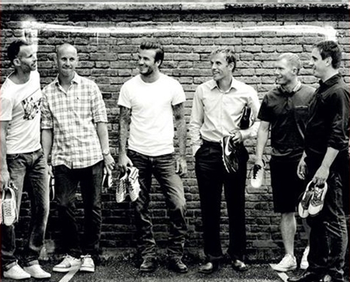(왼쪽부터)라이언 긱스, 니키 버트, 데이비드 베컴, 필립 네빌, 폴 스콜스, 게리 네빌, 등 맨유 동료들의 출연한 축구 다큐멘터리 ‘’The Class of ‘92’포스터