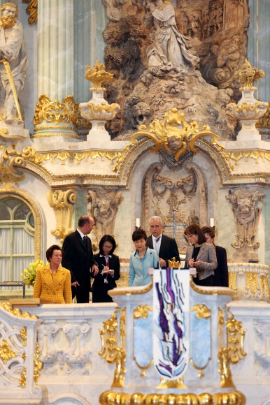 ‘평화의 상징’ 獨성모교회 찾은 朴대통령