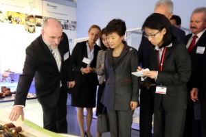 북핵보다 인도적 지원 먼저 명시… MB 때보다 대북 접근 유연