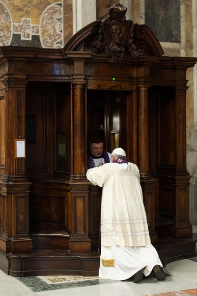 교황청 기관지 로세르바토레 로마노가 제공한 사진으로 교황 프란치스코가 28일(현지시간) 바티칸 성베드로 성당에서 한 일반 사제 앞에서 고해성사를 하고 있다. 교황은 자신이 일반 사제 앞에서 무릎을 꿇고 고해성사 하는 모습이 다른 신도에게도 영감을 주길 바란다고 밝혔다. 전통적으로 교황은 1년에 한 번 예수의 재판과 처형을 기리는 날인 성금요일 오전에 이 성당에서 평신도들의 고해를 듣는다. 그러나 교황이 성금요일 3주를 앞둔 이날 사제에게 카메라에 등을 돌린 채 한 사제 앞에 무릎을 꿇고 몇 분간 자신의 죄를 고백해 성당 안에 모인 많은 사람을 놀라게 했다.  바티칸시티=AP/뉴시스