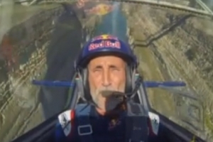 폭 21m 협곡에서 펼치는 ‘극강 비행’ 영상 아찔