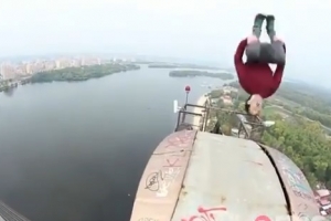 현수교 꼭대기서 매달리고,재주넘고…묘기에 목숨 건 청년들