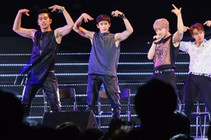 2PM 노래에 맞춰 베트남 소녀들 ‘들썩, 들썩’