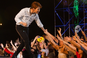 2PM, 베트남 팬들 위해 뛰어다니며 ‘스킨십’