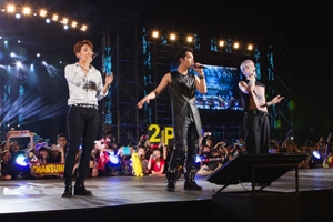 2PM 감미로운 무대로 베트남 소녀팬들 녹여