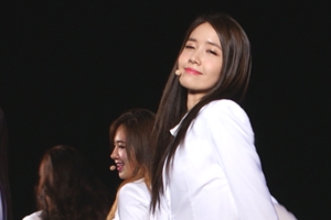 윤아가 만족할 땐 이런 표정입니다