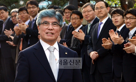 4년간의 임기를 마무리한 김중수 한국은행 총재가 31일 직원들의 환송을 받으며 한국은행을 떠나고 있다. 이종원 선임기자 jongwon@seoul.co.kr