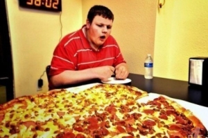 6.8kg 초거대 피자 “이걸 1시간에 다 먹는다고?” 알고보니 상금이…