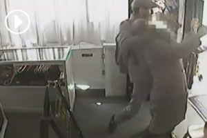 명품 주얼리숍 여직원 문 여는 순간 강도 급습