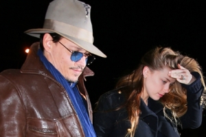 조니 뎁, “약혼했느냐”는 질문에