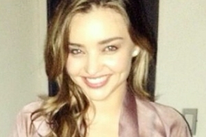 미란다 커 한복 인증샷, 저고리 옷고름이 안 잠겨? ‘볼륨 폭발’