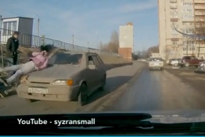 통화하면서 길 건너다 달리던 차에 받힌 여성 ‘아찔’