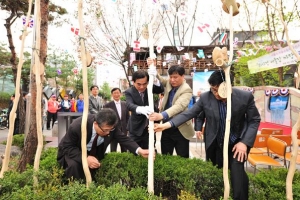쓰레기 뒤엉켰던 사가정 주변 색칠하고 예술 입혀 화사하게