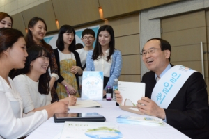 윤성규 환경부 장관이 여대생들을 만난 까닭은?