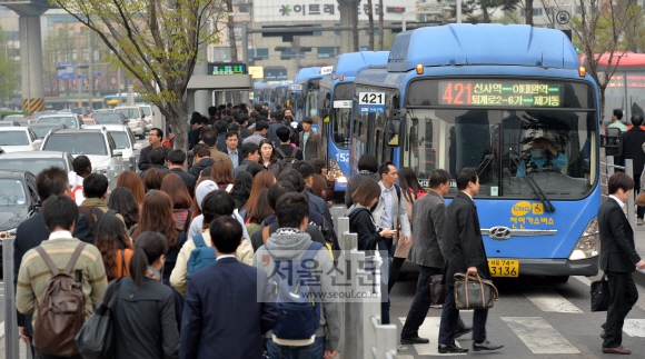 지하철 4호선 회송 열차 탈선 사고가 발생한 3일 오전 서울역 앞 버스환승센터가 지하철 대신 버스를 이용해 출근과 등교하려는 시민들로 북적이고 있다. 손형준 기자 boltagoo@seoul.co.kr 