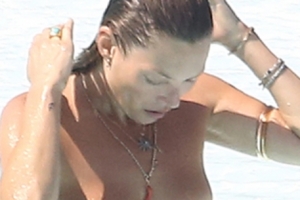 케이트 모스, 가슴노출 사고 “헉 비키니가 내려갔네”