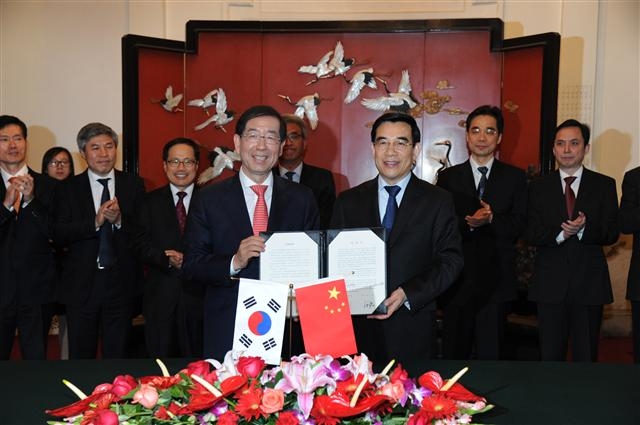 박원순(왼쪽) 서울시장과 왕안순 베이징시장은 3일 베이징시청에서 대기오염 방지를 위한 합의문에 서명하고 기념사진을 찍고 있다.  서울시 제공