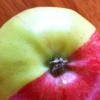 돌연변이 사과 발견…‘반은 녹색, 반은 빨강’ 전문가 분석 결과 원인은?