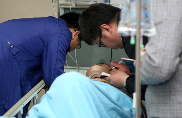 4일 오전 1시 19분께 전남 여수시 심산면 거문도 남동쪽 34마일 해상에서 4천t급 몽골국적 화물선이 침몰한 것으로 추정되는 가운데 해경에 의해 구조된 북한 선원 2명이 제주시내 한 병원으로 옮겨져 치료를 받고 있다. 한 북한 선원이 해경에게 사건 경위를 설명하고 있다.  연합뉴스