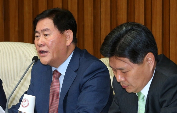 최경환 새누리당 원내대표가 4일 오전 국회에서 열린 주요당직자회의에서 이틀 전 교섭단체 대표연설에서 자신을 비판한 안철수 새정치민주연합 공동대표에게 “너나 잘해”라고 고함을 친 데 대해 “안 대표의 교섭단체 연설에서 나의 부적절한 발언으로 국민 여러분께 심려를 끼쳐 드리게 됐다”면서 “국민 여러분과 안철수 대표에게 사과드린다”고 말하고 있다.  연합뉴스