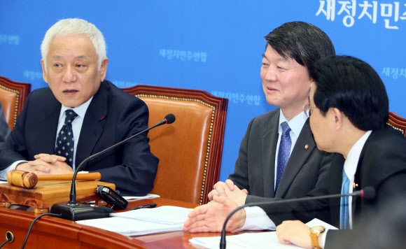 김한길(왼쪽부터), 안철수 새정치민주연합 공동대표, 전병헌 원내대표가 4일 국회에서 열린  최고위원회의에서 대화하고 있다.    연합뉴스
