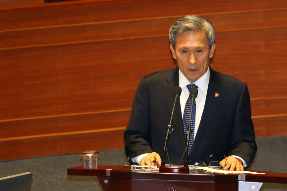 김관진 국방부 장관이 4일 오전 국회 본회의에서 의원들의 외교·통일·안보 분야 대정부질문에 답변하고 있다. 연합뉴스