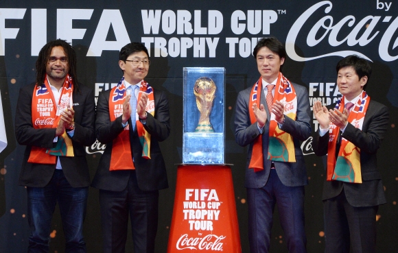 정몽규 대한축구협회장, 홍명보 감독, 이창엽 한국 코카콜라 사장, FIFA 홍보대사 크리스티앙 카랑뵈(오른쪽부터)