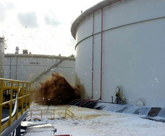 4일 울산 울주군 에쓰오일 온산공장의 75만 배럴 규모의 원유탱크에 균열이 생겨 기름이 펑펑 새어 나오고 있다. 울산 연합뉴스