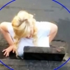 스마트폰 줍다 하수구에 낀 소녀 포착