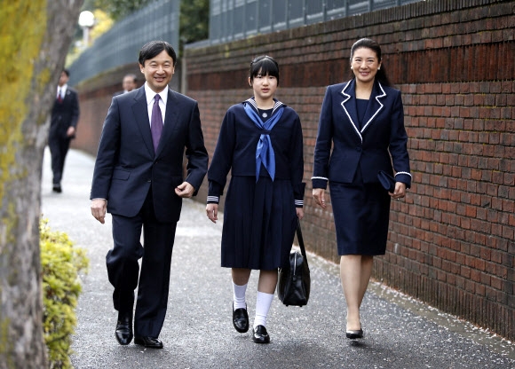 일본 나루히토 왕세자와 마사코 왕세자비가 6일 딸 아이코(가운데) 공주의 중학교 입학식에 참석해 인사를 하고 있다. 아이코 공주는 이날 왕족과 귀족이 다니는 도쿄 소재 가쿠슈인 여자 중학교에 입학했다. 도쿄 AP 연합뉴스