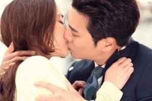 ‘앙큼한돌싱녀’ 주상욱-이민정, 벚꽃키스 비하인드컷 ‘잘 어울려’