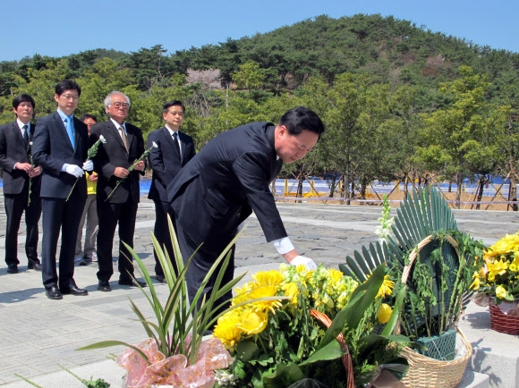 8일 김두관 전 경남지사가 경남 김해 봉하마을에 있는 노무현 전 대통령의 묘소 앞에서 분향하고 있다. 연합뉴스