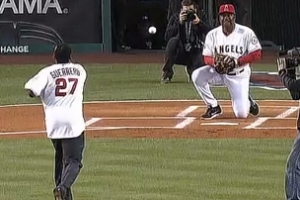 시구받다 골절상 베일러 코치 “5월말 복귀”