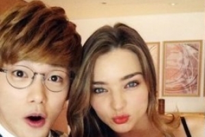 에릭남 미란다 커, 신곡 홍보 “우우” 종이 치우자 드러난 가슴골 ‘대박’