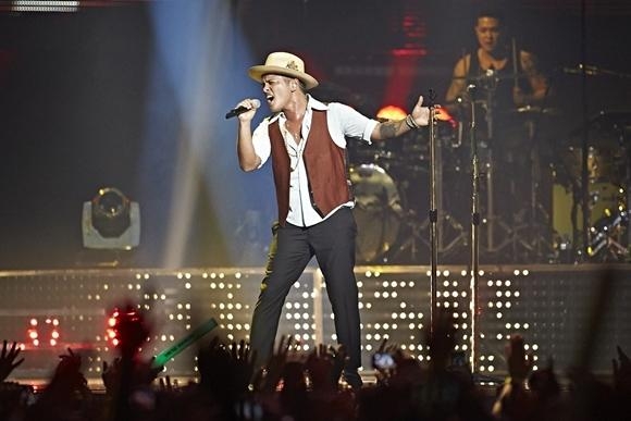 세계적인 팝스타 브루노 마스가 8일 오후 서울 올림픽공원 체조경기장에서 열린 월드 투어 공연에서 풍부한 보컬로 객석 관객의 함성을 자아내고 있다.