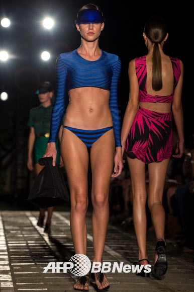 9일(현지시간) 브라질 리오 데 자네이루에서 진행된 브라질 패션위크에서 여성 모델이 브라질 브랜드인 오스클렌(Osklen)의 2015 여름 컬렉션을 선보이고 있다.ⓒ AFPBBNews=News1