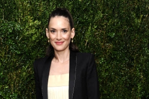 위노나 라이더, 청순한 이미지에서 중년티 물씬 라이더로 변신