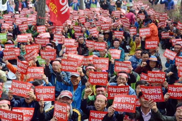 전국 마늘, 양파 생산 농민들이 9일 오후 서울 여의도에서 마늘, 양파가격폭락 대책을 촉구하는 집회를 갖고 있다. 도준석 기자 pado@seoul.co.kr