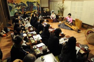 100년 고옥 처마 끝에 걸린 풍류