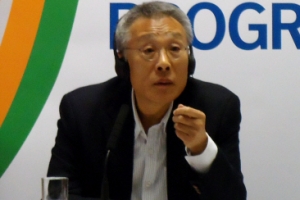 黃 “감옥생활 세 번 해서 역사적 상처 많이 알아” 申 “앞 못 보는 사람 얘기나 실패한 사랑 얘기가 차기작”