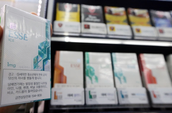 서울시내 한 편의점 담배 판매대에 경고문구가 기재된 담배가 진열된 모습.  연합뉴스