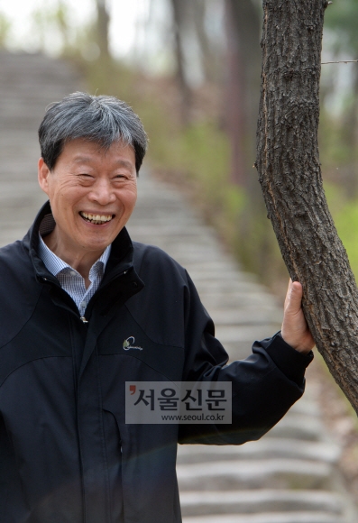 도서관 인근 오금공원을 산책하고 있는 박춘씨.  정연호 기자 tpgod@seoul.co.kr