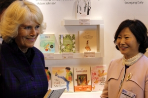 英왕세자비 “‘마당을’ 손자들에 꼭 읽어줄 것”