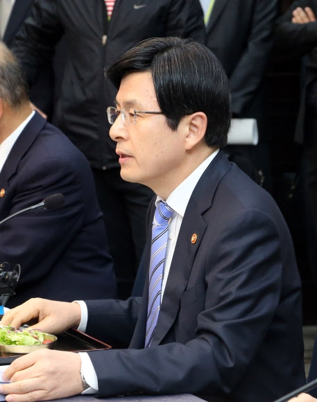 황교안 법무부 장관이 11일 국회에서 열린 아동학대 방지책과 복지사각지대 해소를 위한 당정협의에서 인사말을 하고 있다.  연합뉴스