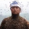 中 온몸이 벌 투성이 남성, 이색 퍼포먼스 화제