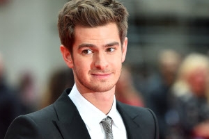 ‘어메이징 스파이더맨2’ 앤드류 가필드, 스파이더맨 의상 벗으니..‘훈남’