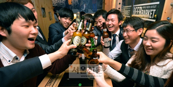 지난 10일 오후 서울 중구 무교동의 한 맥줏집에서 회식에 참석한 직장인들이 각자의 취향대로 고른 맥주로 건배를 하고 있다. 박지환 기자 popoca@seoul.co.kr