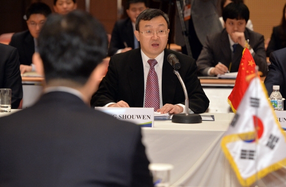한중 자유무역협정(FTA) 제10차 협상에서 중국 측 수석대표 왕셔우원 상무부 부장조리(차관보급)이 발언하고 있다.