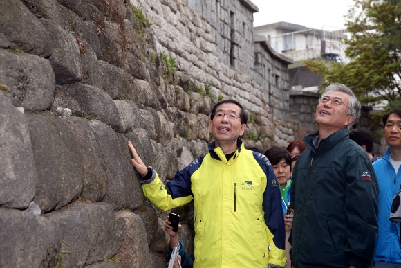 박원순(왼쪽) 서울시장과 문재인 새정치민주연합 의원이 지난 12일 서울 중구 한양도성 성곽길을 함께 걷고 있다. 연합뉴스